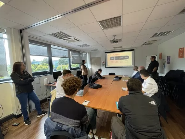 Photo d'une partie de l'équipe Ati4 en session de travail