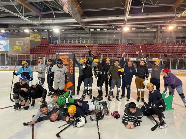 Équipe ATI4 en activité Hockey