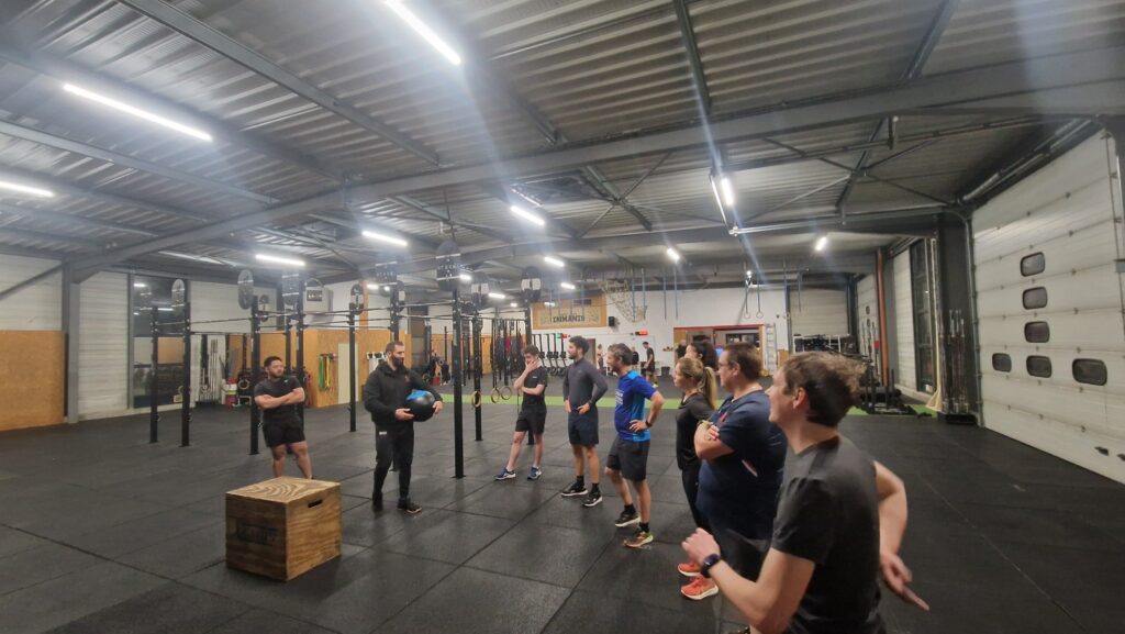 Photo de l'équipe ATI4 en pleine initiation au Crossfit